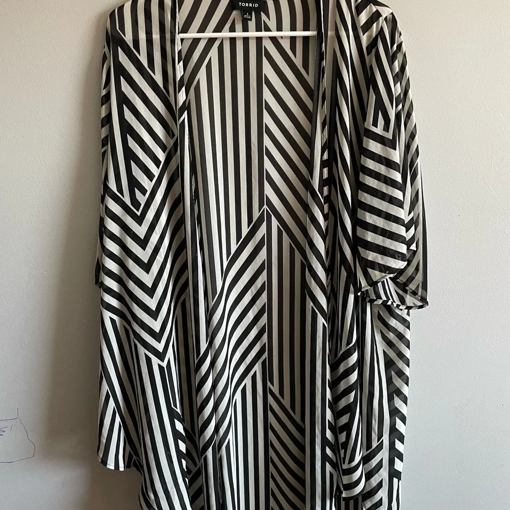 Torrid Monochrome Vertical Stripe Kimono - Picture 1 of 4